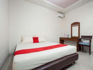 Cama o camas de una habitación en RedDoorz @ Panglima Sudirman