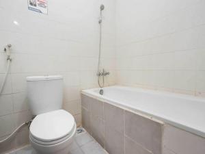 Un baño de RedDoorz @ Panglima Sudirman