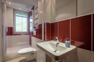 A bathroom at Classy Apartment - Telgárt Resort Még 3 kép