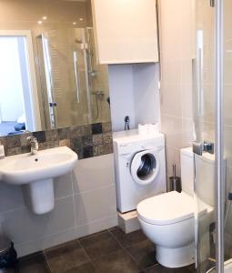 een badkamer met een wasmachine en een wastafel bij Widok in Jastrzębia Góra