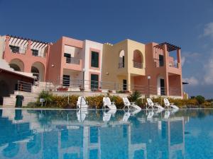 ein Resort mit einem Pool mit Stühlen davor in der Unterkunft Hotel Alizé in Santa Cesarea Terme