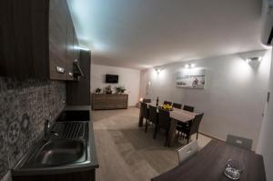 a kitchen and dining room with a table and chairs at La Primavera in Anacapri