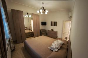 a small bedroom with a bed and a mirror at La Primavera in Anacapri