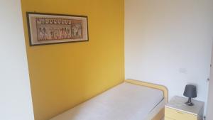 una camera con un letto con una foto appesa al muro di GIRASOLE a Lierna