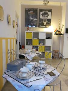 - une table avec des bols et des assiettes dans une pièce dans l'établissement Il Moscondoro di MZ, à Bologne