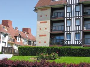 uma fila de casas com flores à sua frente em Lagrange Vacances Les Résidences em Villers-sur-Mer