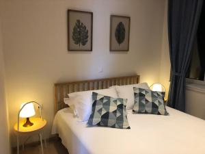 sypialnia z łóżkiem z 2 poduszkami i lampką w obiekcie SOLOMOU APARTMENT w Korfu