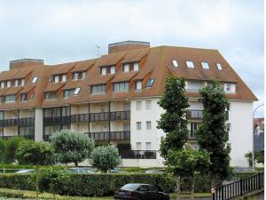 um grande edifício com telhado castanho em Lagrange Vacances Les Résidences em Villers-sur-Mer