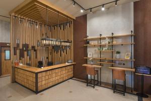 ein Restaurant mit einer Bar und vielen Rohren in der Unterkunft THE STAY Boutique Hotel Central Square - Free Compliments - Free Wi-Fi - TOP LOCATION - Nearby Paid Parking in Plowdiw + 23 Fotos