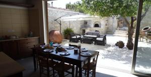 מסעדה או מקום אחר לאכול בו ב-Arhontiko Frangos