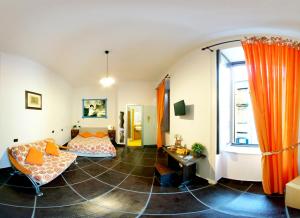 Habitación con 2 camas y cortina de color naranja en Casa del Monacone en Nápoles