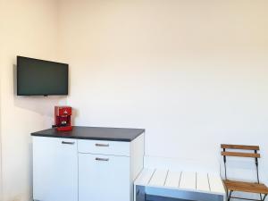 A television and/or entertainment centre at Blu Maris Sicilia Guesthouse