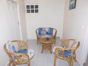 um quarto com quatro cadeiras e uma mesa e uma mesa em Charmant petit T2 dans maison em Vieux Bourg