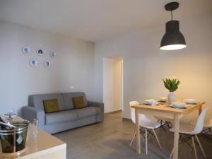 ein Wohnzimmer mit Tisch und Couch in der Unterkunft Poggio Miramare Luxury Home in Castellammare di Stabia