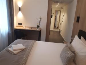 een slaapkamer met een bed met twee handdoeken erop bij Tourist Hotel in Bressanone