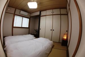 Tempat tidur dalam kamar di Stay Omihachiman Ekimae Inn