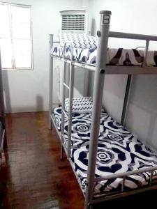 Postel nebo postele na pokoji v ubytování Mang Ben Dormitory