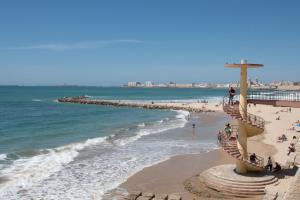 カディスにあるApartamentos Las Huertasの砂浜の十字架