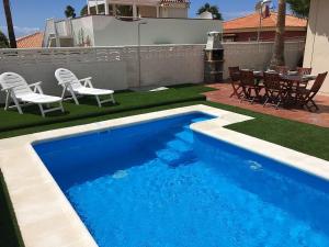 Bazén v ubytovaní CHALET 84 con PISCINA PRIVADA alebo v jeho blízkosti