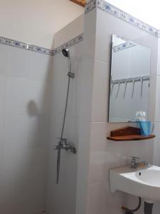 ein Badezimmer mit Dusche und Waschbecken in der Unterkunft Hiep Hoa Resort in Mui Ne