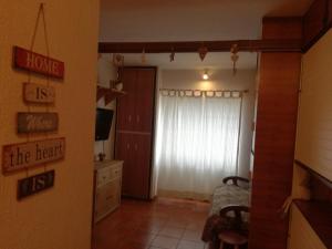 Zimmer mit einem Schlafzimmer mit einem Bett und einem TV in der Unterkunft Paradiso Aremogna in Roccaraso