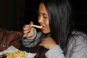 Kobieta je kawałek jedzenia. w obiekcie Hotel Vision w mieście Gorkhā
