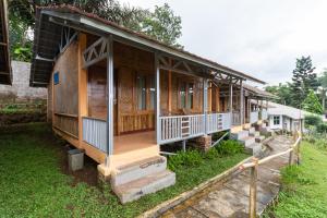 una casa con portico e gradini per raggiungerla di RedDoorz Plus At Grand Yustik Sukabumi a Sukabumi