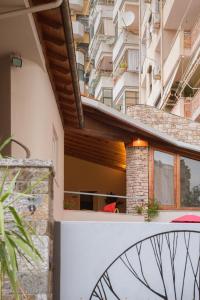 vista dal balcone di un edificio di Mosaic Home a Tirana