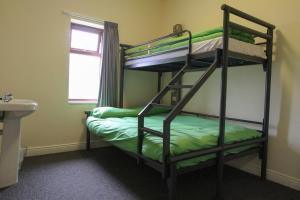 a bunk bed in a small room at YHA Snowdon Llanberis in Llanberis