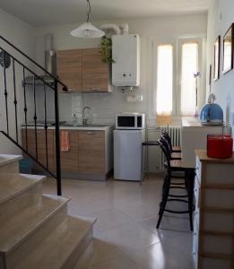 kuchnia ze zlewem i kuchenką w obiekcie Borgo Tarapino w mieście Ferrara
