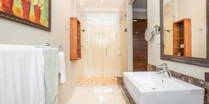 Een badkamer bij Ekhaya Boutique Hotel