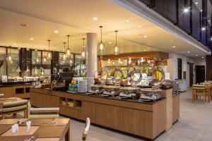 Um restaurante ou outro lugar para comer em Deevana Plaza Krabi Aonang
