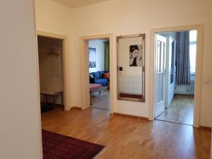 een woonkamer met een spiegel en een blauwe bank bij Frankfurter Tor in Berlijn