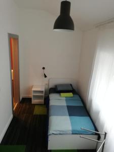 een kleine slaapkamer met een bed in een kamer bij Hostel 365 For U in Dubrovnik