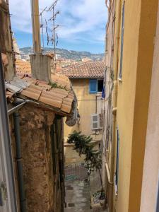 an overhead view of an alley between two buildings at 6 Rue Coste Corail in Cannes