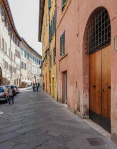 een lege straat in een stad met gebouwen bij CentoSETTIMO Cielo in Siena