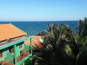 een uitzicht op de oceaan vanuit een gebouw bij Hiep Hoa Resort in Mũi Né