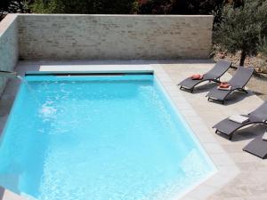 アプトにあるSuperb villa with private poolのラウンジチェア2脚とスイミングプール1つが備わります。