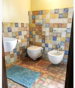 ein Bad mit einem WC und einem Waschbecken in der Unterkunft Horti del Baio in Apiro