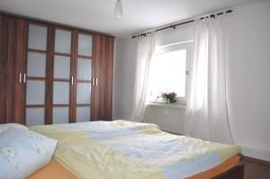 - une chambre avec un lit et une fenêtre dans l'établissement Conny's Bistro und Pension, à Rackwitz