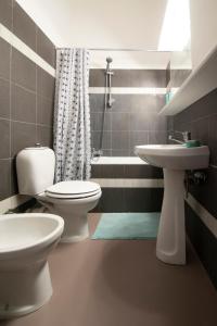 La salle de bains est pourvue de toilettes et d'un lavabo. dans l'établissement Anna BnB, à Milan