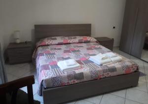 una camera da letto con un letto con sopra dei libri di GALLURAS B&B a Olbia