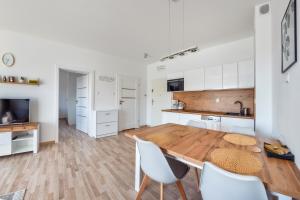 Kuchyňa alebo kuchynka v ubytovaní Apartamenty Sun & Snow Seaside Grzybowo
