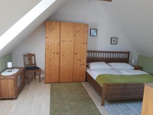 Ένα ή περισσότερα κρεβάτια σε δωμάτιο στο Russhof-Fam.Thomann