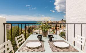 stół i krzesła na balkonie z widokiem na ocean w obiekcie Torreblanca 4BDR Townhouse with Stunning Views w mieście Fuengirola
