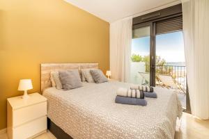 Łóżko lub łóżka w pokoju w obiekcie Torreblanca 4BDR Townhouse with Stunning Views