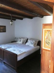 um quarto com uma cama grande e lençóis brancos em Dalmatinska kuća Terace em Skradin