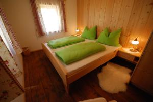 A bed or beds in a room at Ferienhaus "Schneider"