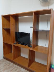 TV at/o entertainment center sa ฟอเรสท์