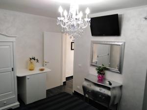 TV a/nebo společenská místnost v ubytování B&B Appartamenti l'Anfora